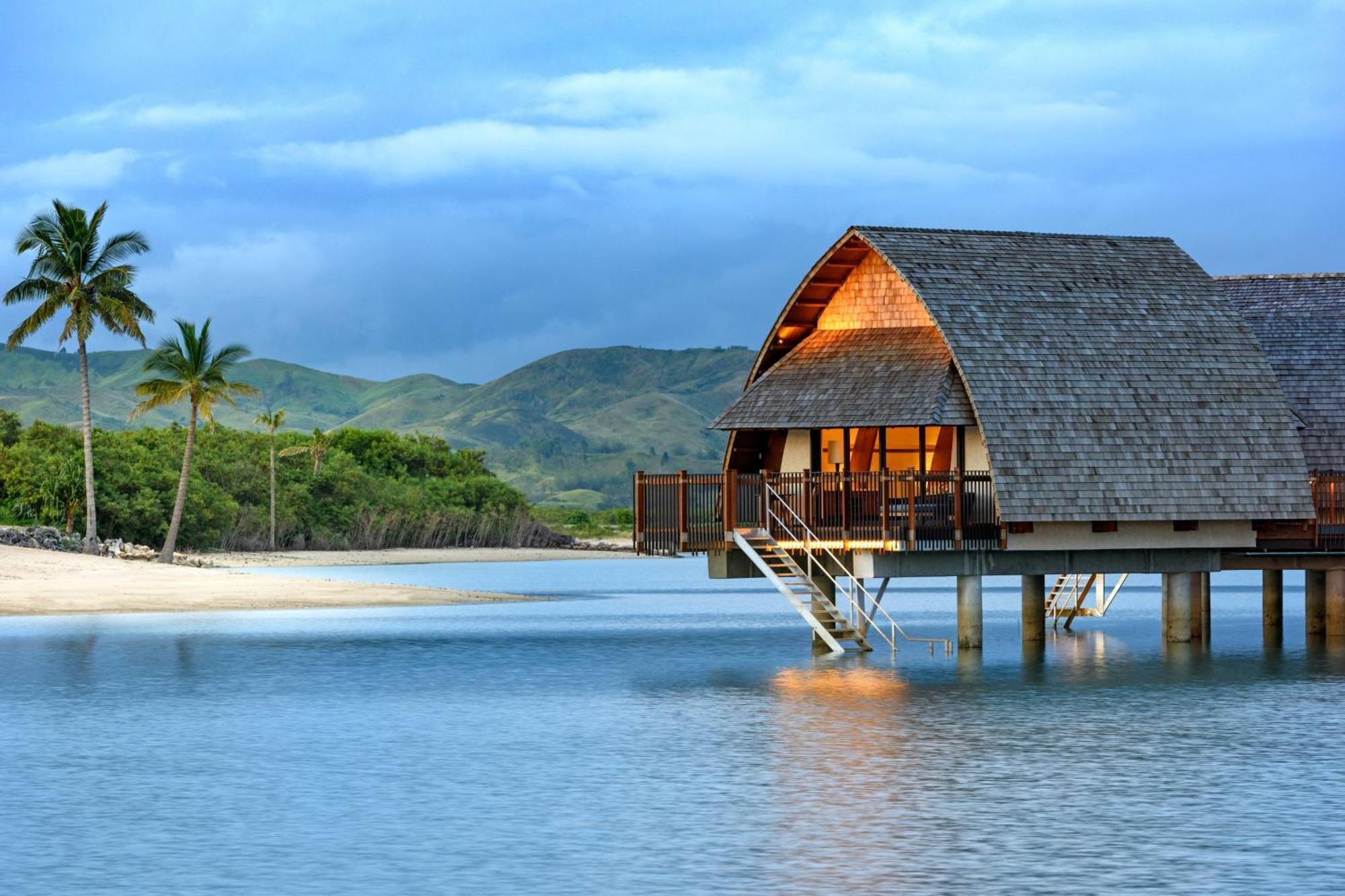 Fiji Marriott Resort Momi Bay Luaran gambar Overwater bungalow at the resort