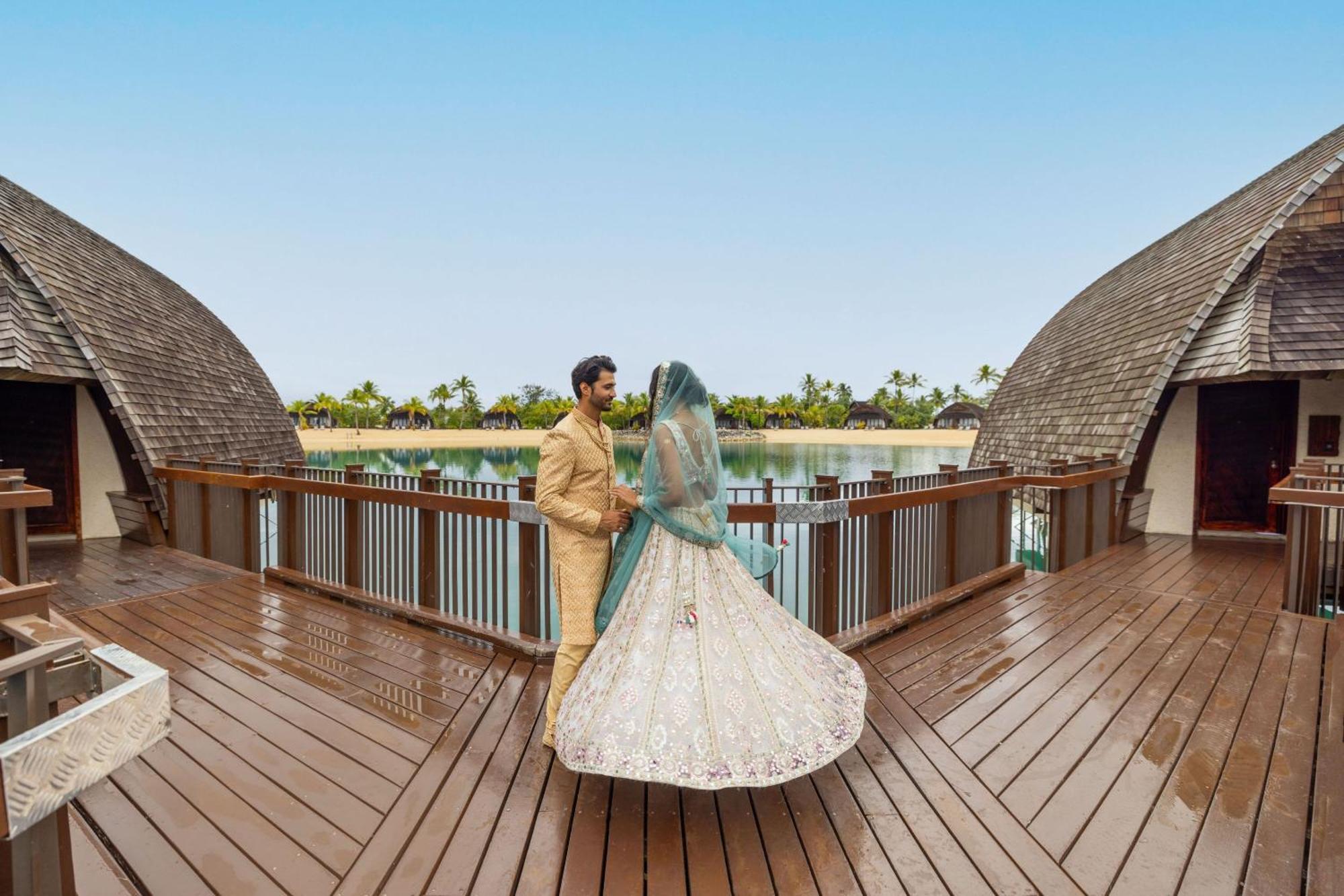 Fiji Marriott Resort Momi Bay Luaran gambar A couple at the Oberoi Beach Resort, Dubai