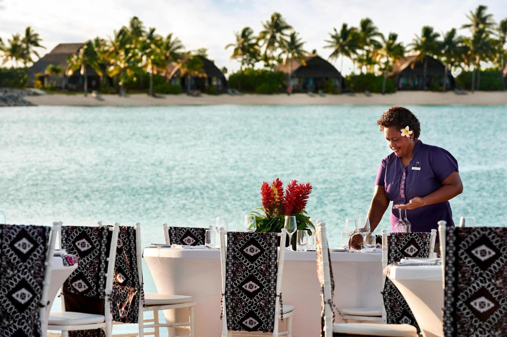 Fiji Marriott Resort Momi Bay Luaran gambar A restaurant at the resort