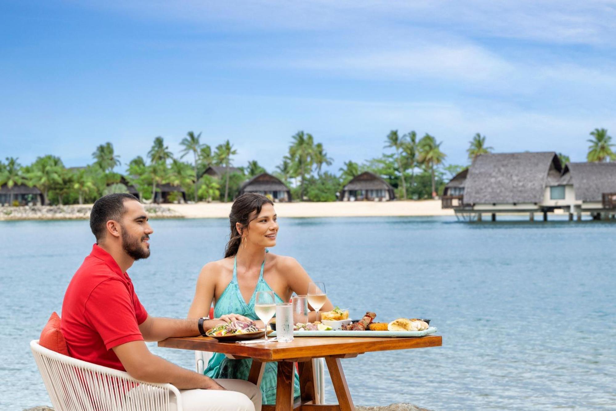 Fiji Marriott Resort Momi Bay Luaran gambar A couple at the beach