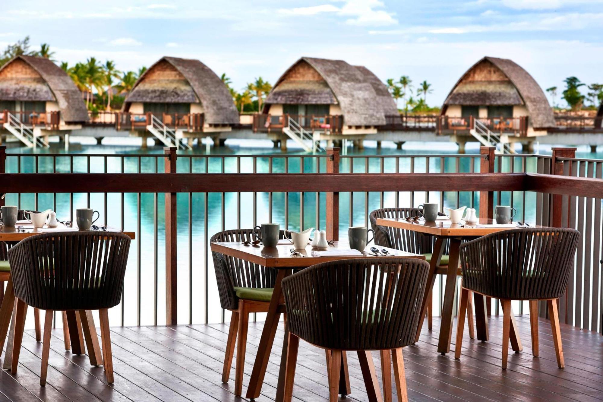 Fiji Marriott Resort Momi Bay Luaran gambar The Deck