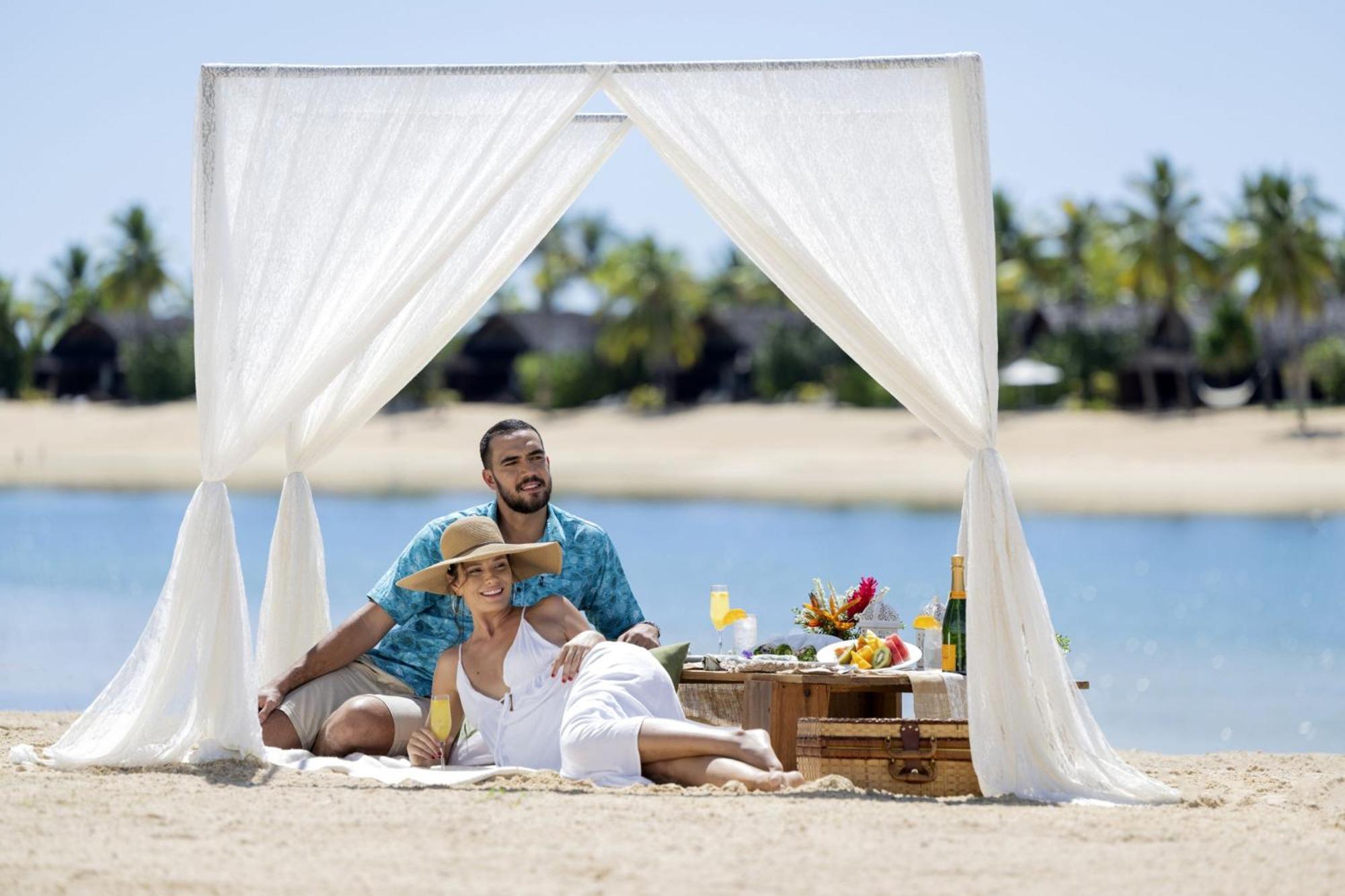 Fiji Marriott Resort Momi Bay Luaran gambar A couple on a picnic